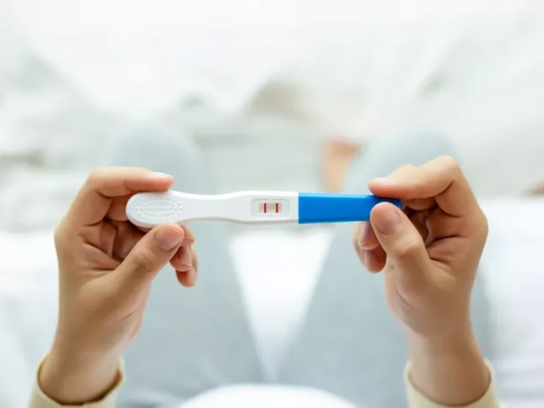 UOMINI E DONNE, IL LIETO ANNUNCIO A SORPRESA DAL TRONO: IL PADRE È PROPRIO LUI