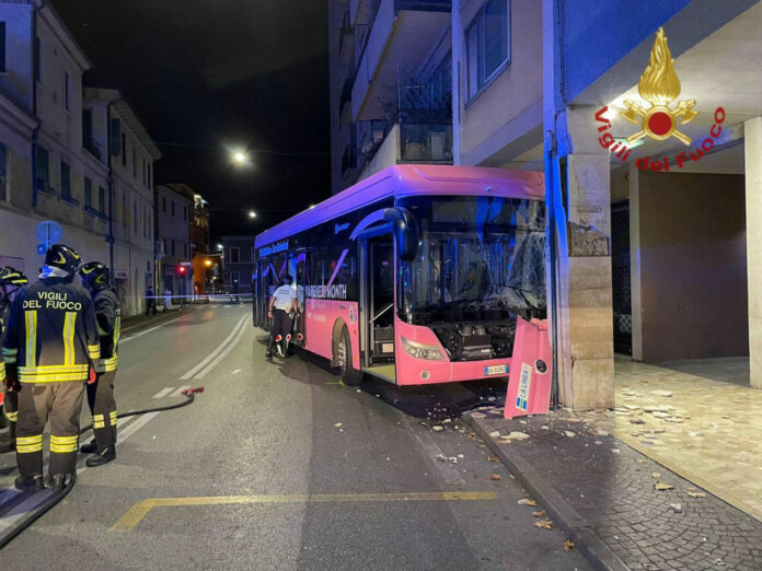 ++ Incidente per bus di linea a Mestre, quindici feriti ++